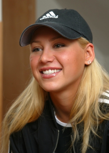ANNA KOURNIKOVA SONRIENTE CON GORRA