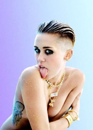 24-Hot-Boobs-Photos-of-Miley-Cyrus- -Cleavage-Pics-Music-Raiser