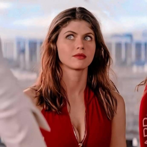 Alexandra-Daddario-10