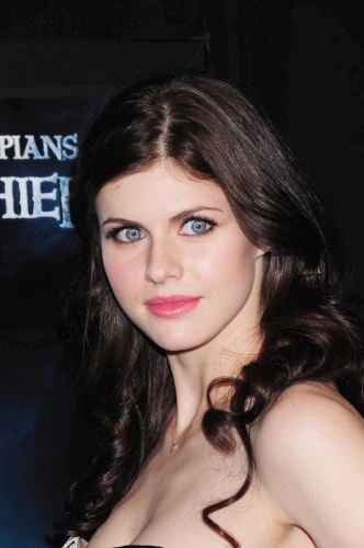 Alexandra-Daddario-125