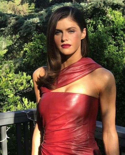 Alexandra-Daddario-35