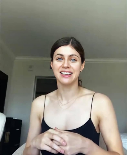 Alexandra-Daddario-39
