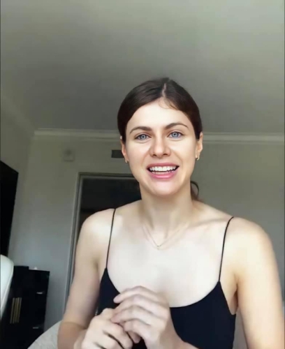 Alexandra-Daddario-40
