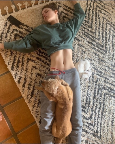 Alexandra-Daddario-42