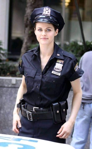 Alexandra-Daddario-92
