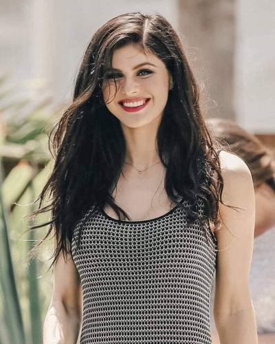 Alexandra-Daddario-98