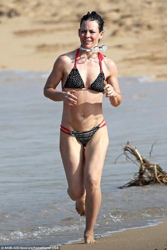 Evangeline-Lilly-shows-off-incredibly-toned-figure-in-Hawaii