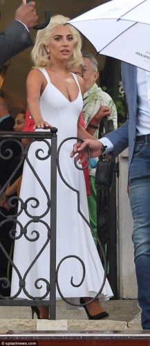 Lady-Gaga-holds-hands-with-Bradley-Cooper-at-a-photocall-at-Venice