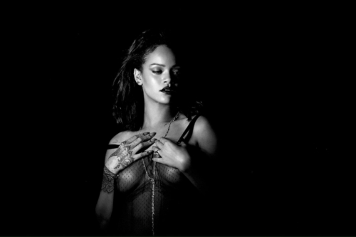 rihanna-topless-in-kiss-it-better-music-video 7